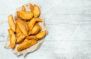 cuit Patate coins sur le papier. photo