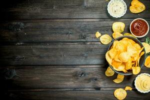 Patate frites avec différent sauces et Romarin. photo