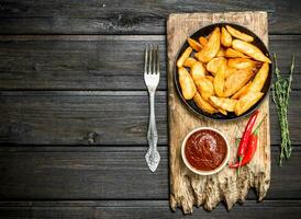 cuit Patate tranches avec tomate sauce et chaud le Chili poivrons. photo