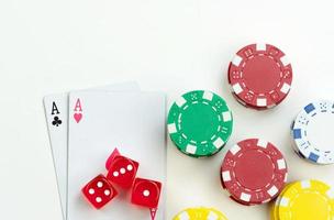 cartes de jeu dés rouges et jetons d'argent photo