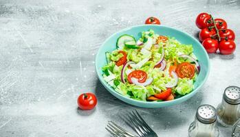 légume salade. salade de concombres, tomates et rouge oignons avec épices et olive huile. photo