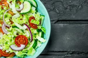 Frais légume salade de tomates, concombres et rouge oignons. photo