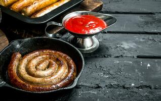 frit saucisses avec tomate sauce. photo