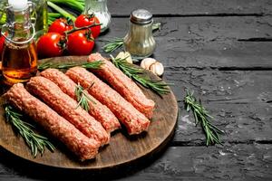 brut saucisses avec herbes et tomates. photo