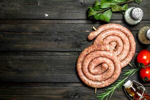 brut saucisses avec herbes et épices. photo