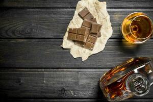 Cognac avec pièces de amer Chocolat. photo