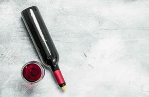 du vin Contexte. une bouteille de rouge du vin avec une verre. photo