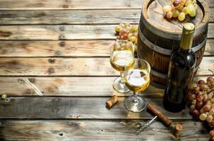 du vin Contexte. blanc du vin dans un vieux baril. photo