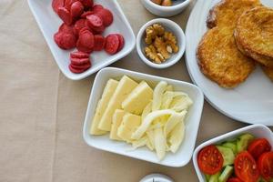 table de petit déjeuner traditionnel turc photo