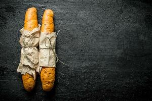 chaud baguette dans papier. photo