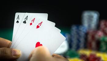 jeu de cartes de poker blackjack main montrée et dés photo