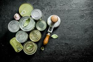 divers fermé canettes de en conserve aliments. photo