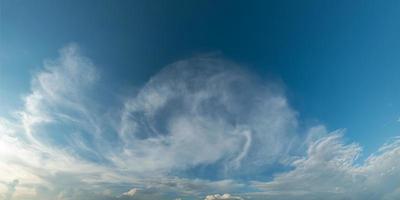 ciel panoramique aux couleurs vives avec des nuages par une journée ensoleillée. photo