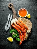 Frais Crabe avec citron tranche, persil et sauce. photo