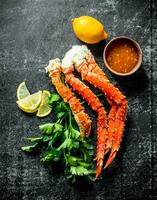 Crabe avec persil, citron tranches et sauce. photo