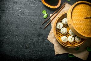 traditionnel plat. chaud Dumplings de manta avec Viande. photo