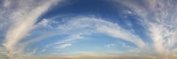 ciel panoramique avec des nuages par une journée ensoleillée. photo