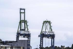 grue à quai géante sur la cour du port photo