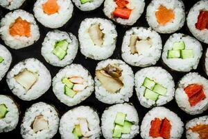 classique Rouleaux avec poulet, Saumon et des légumes. photo