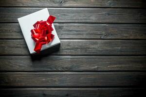 blanc Noël boîte avec rouge arc. photo