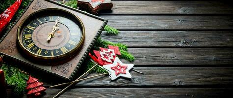 vieux l'horloge avec Noël décorations et sapin branches. photo