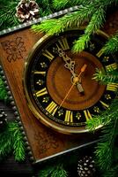 Noël horloge, lequel est un minute à minuit. photo