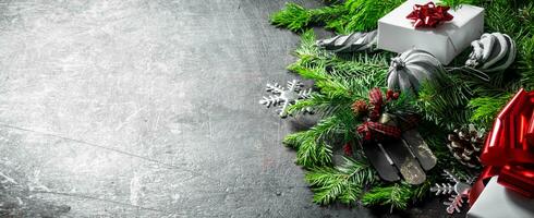 blanc cadeau boîte avec Noël décorations, sapin branches et une cône. photo