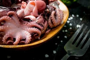 bébé poulpe sur une assiette avec une fourchette. photo