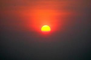 beau coucher de soleil orange, jaune et rouge avec ciel silhouetté photo