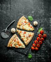 poulet Pizza tranches et Cerise tomates. photo