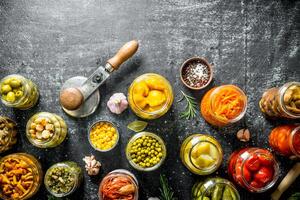 composition avec pots de mariné aliments. photo