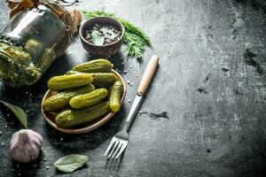 conservé fait maison concombres sur une assiette avec une fourchette. photo