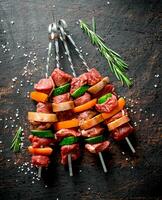 brut kebab avec des légumes sur brochettes et épices dans boules. photo