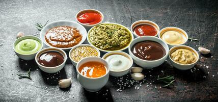 mélanger de différent sortes de sauces. photo