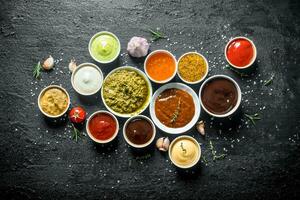 ensemble de sauces - tomate sauce, Pesto, moutarde, barbecue sauce, guacomole, Mayonnaise. photo