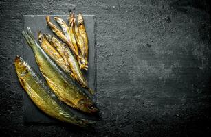 différent fumé poisson sur une pierre planche. photo