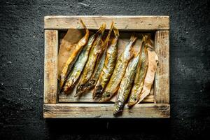 fumé poisson sur une en bois plateau. photo