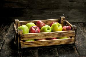 boîte avec Frais rouge et vert pommes. photo