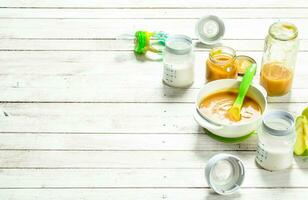 bébé aliments. purée de vert pommes et Frais bébé Lait dans une bouteille. photo