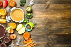 bébé aliments. divers purées de des fruits et des légumes. photo