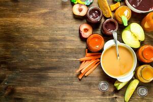 bébé aliments. divers purées de des fruits et des légumes. photo