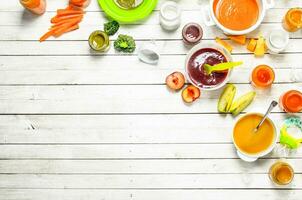 bébé aliments. divers bébé purées de Frais des légumes et des fruits. photo