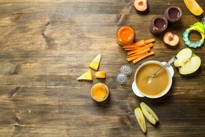 bébé aliments. divers purées de des fruits et des légumes. photo