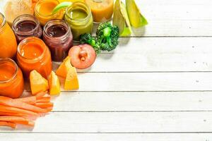 bébé aliments. divers bébé purées de Frais des légumes et des fruits. photo