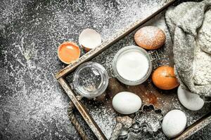 cuisson Contexte. Ingrédients pour pâte dans une en bois plateau. photo