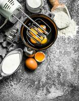 cuisson Contexte. mélange des œufs avec une mixer à faire une pâte. photo