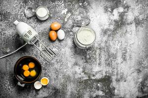 cuisson Contexte. mélange des œufs avec une mixer à faire une pâte. photo