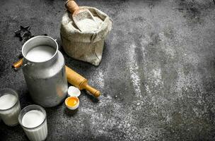 cuisson Contexte. lait, farine et autre Ingrédients pour le pâte. photo