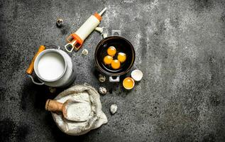 cuisson Contexte. lait, farine, des œufs et confiserie seringue pour gâteau. photo