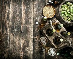 Frais Bière avec vert le houblon et malt. photo